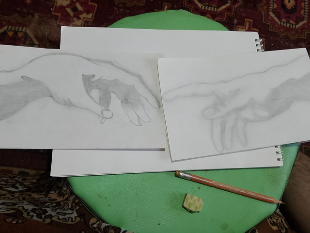 Мужская бежевая лёгкая куртка с ручной росписью “Сотворение Адама” — авторская работа