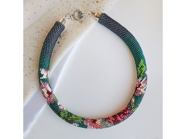 Прикраса із бісеру кольє-джгут "Танок півоній"