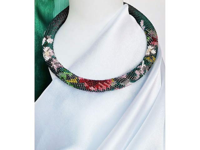 Прикраса із бісеру кольє-джгут "Танок півоній"