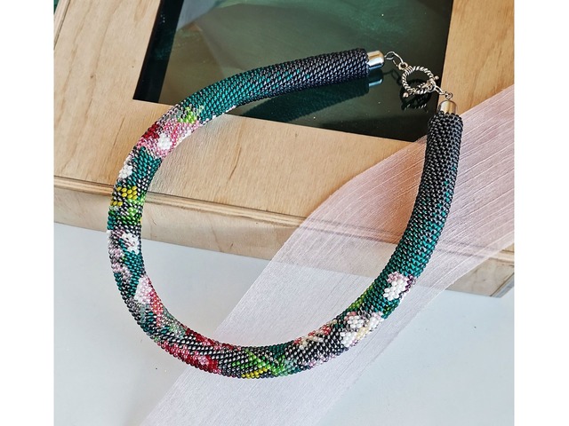 Прикраса із бісеру кольє-джгут "Танок півоній"