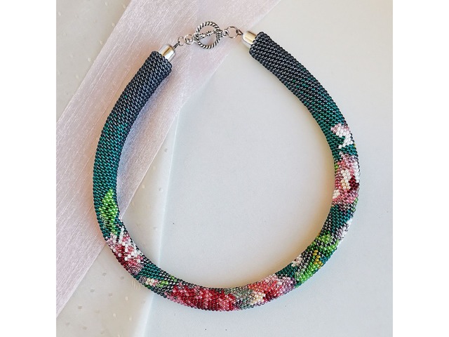 Прикраса із бісеру кольє-джгут "Танок півоній"