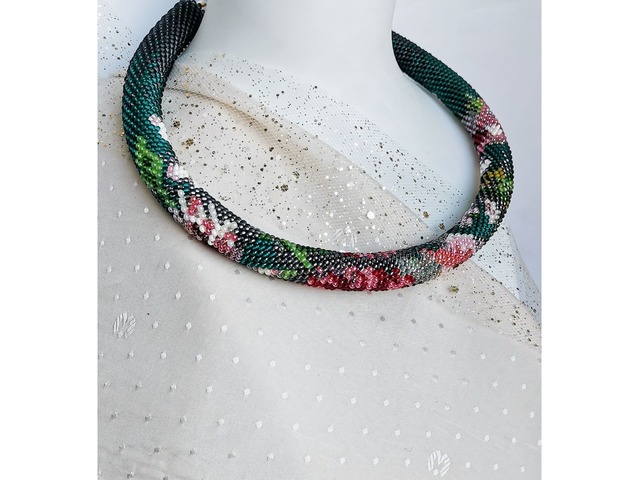 Прикраса із бісеру кольє-джгут "Танок півоній"