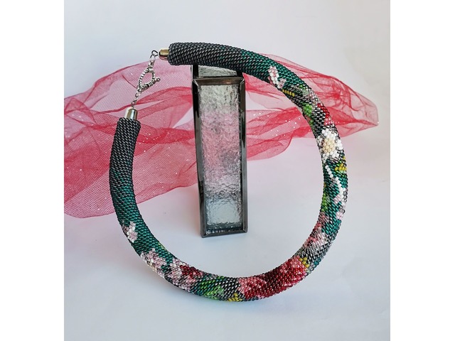 Прикраса із бісеру кольє-джгут "Танок півоній"