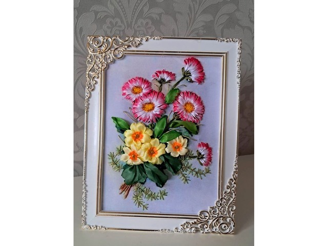 Мініатюрка стрічками "Маргаритки і примула"