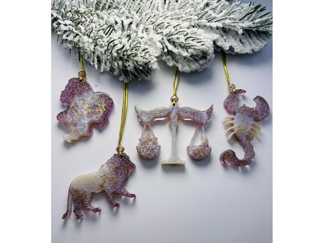 Набір новорічних прикрас на ялинку з епоксидної смоли.