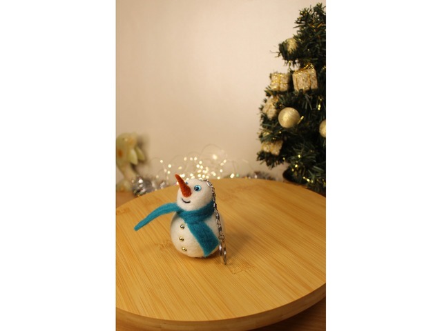 Іграшки на ялинку снеговички валяна іграшка брелок прикраса з вовни інтерєрна