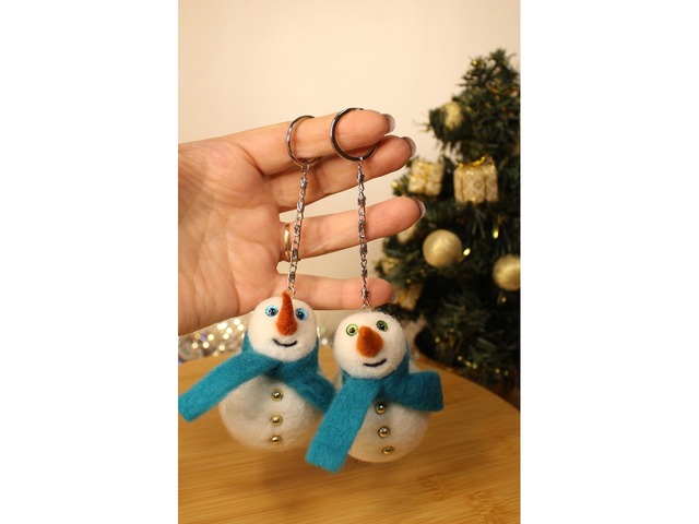 Іграшки на ялинку снеговички валяна іграшка брелок прикраса з вовни інтерєрна