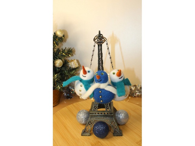 Іграшки на ялинку снеговички валяна іграшка брелок прикраса з вовни інтерєрна