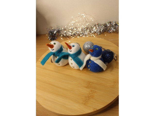 Іграшки на ялинку снеговички валяна іграшка брелок прикраса з вовни інтерєрна