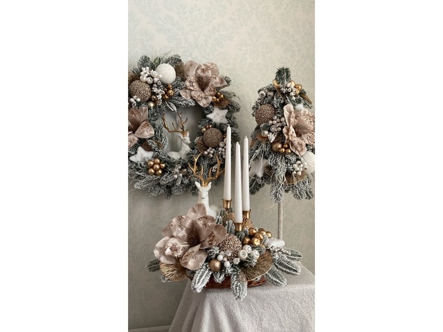 Новорічний різдвяний комплект з великими білими оленями із засніжених литих хвойних гілок