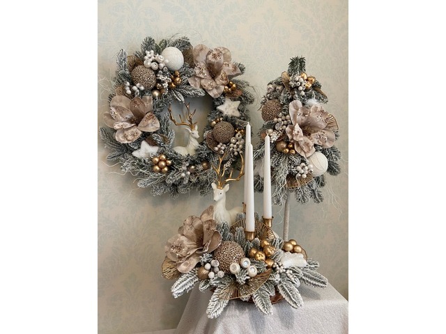 Новорічний різдвяний комплект з великими білими оленями із засніжених литих хвойних гілок