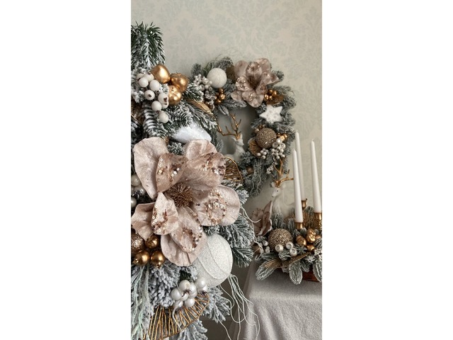 Новорічний різдвяний комплект з великими білими оленями із засніжених литих хвойних гілок