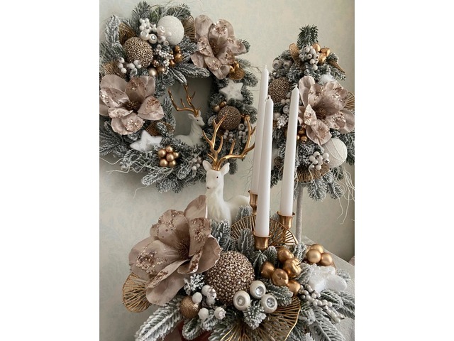 Новорічний різдвяний комплект з великими білими оленями із засніжених литих хвойних гілок