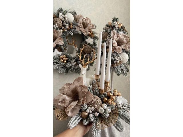 Новорічний різдвяний комплект з великими білими оленями із засніжених литих хвойних гілок