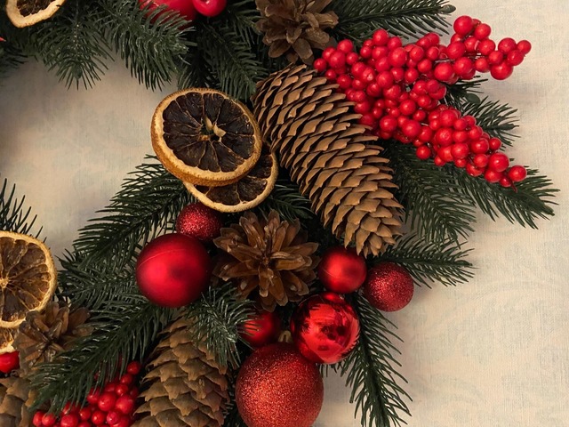 Новогодний рождественский набор венок, елка на высокой ножке и подсвечник