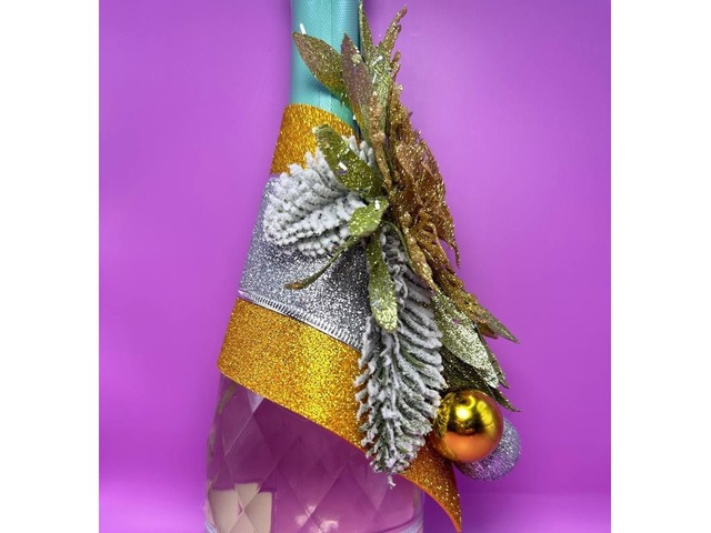 Новорічна прикраса для шампанського.