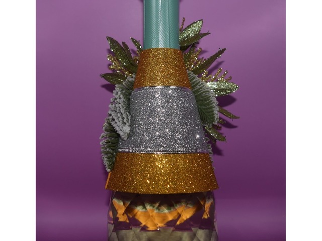 Новорічна прикраса для шампанського.