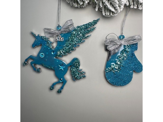 Набір новорічних прикрас на ялинку з епоксидної смоли.