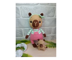 Капібара з іграшкою, ручна робота