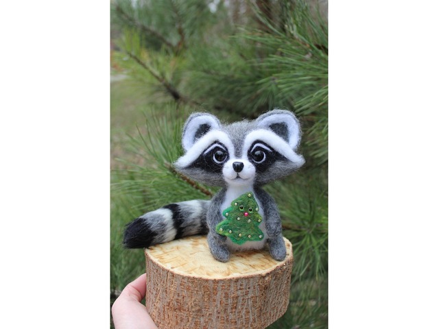 Енот з ялинкою іграшка валяна з шерсті войлочний енотік ручна робота подарунок сувенір