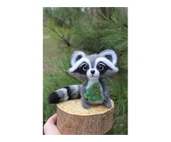 Енот з ялинкою іграшка валяна з шерсті войлочний енотік ручна робота подарунок сувенір