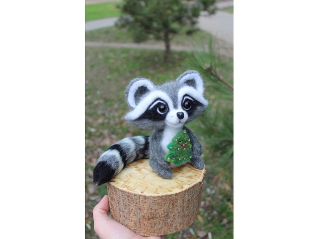 Енот з ялинкою іграшка валяна з шерсті войлочний енотік ручна робота подарунок сувенір