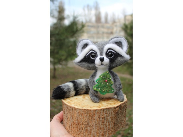 Енот з ялинкою іграшка валяна з шерсті войлочний енотік ручна робота подарунок сувенір