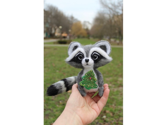 Енот з ялинкою іграшка валяна з шерсті войлочний енотік ручна робота подарунок сувенір