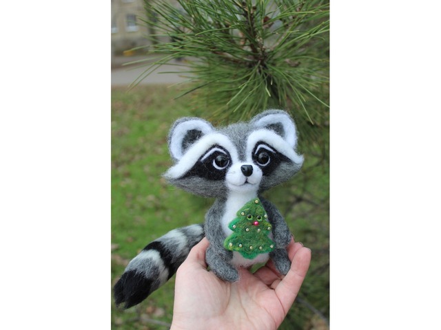 Енот з ялинкою іграшка валяна з шерсті войлочний енотік ручна робота подарунок сувенір