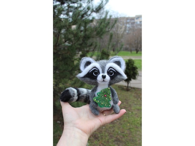 Енот з ялинкою іграшка валяна з шерсті войлочний енотік ручна робота подарунок сувенір