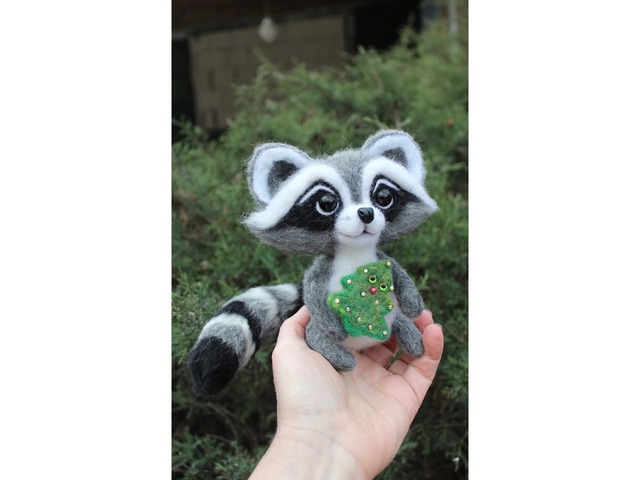 Енот з ялинкою іграшка валяна з шерсті войлочний енотік ручна робота подарунок сувенір