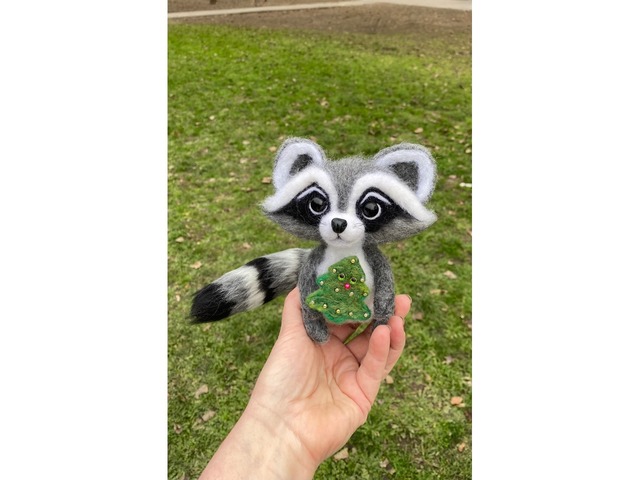 Енот з ялинкою іграшка валяна з шерсті войлочний енотік ручна робота подарунок сувенір