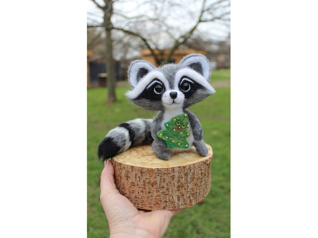 Енот з ялинкою іграшка валяна з шерсті войлочний енотік ручна робота подарунок сувенір