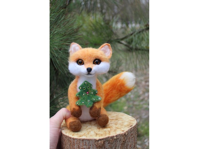 Лисичка з ялинкою іграшка валяна з шерсті інтерʼєрна лиса войлочна лисиця хендмєйд сувенір подарок