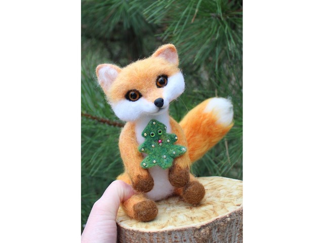 Лисичка з ялинкою іграшка валяна з шерсті інтерʼєрна лиса войлочна лисиця хендмєйд сувенір подарок