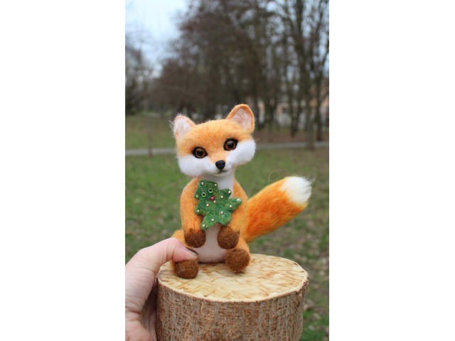 Лисичка з ялинкою іграшка валяна з шерсті інтерʼєрна лиса войлочна лисиця хендмєйд сувенір подарок