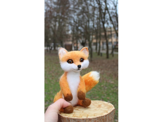 Лисичка з ялинкою іграшка валяна з шерсті інтерʼєрна лиса войлочна лисиця хендмєйд сувенір подарок