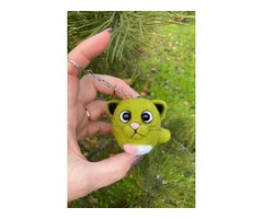 Валяна іграшка котик зелений брелок ручної роботи підвіска войлочна кіт сувенір подарок інтерʼєрний