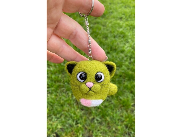 Валяна іграшка котик зелений брелок ручної роботи підвіска войлочна кіт сувенір подарок інтерʼєрний