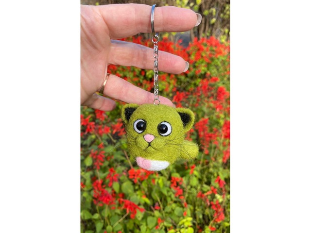 Валяна іграшка котик зелений брелок ручної роботи підвіска войлочна кіт сувенір подарок інтерʼєрний