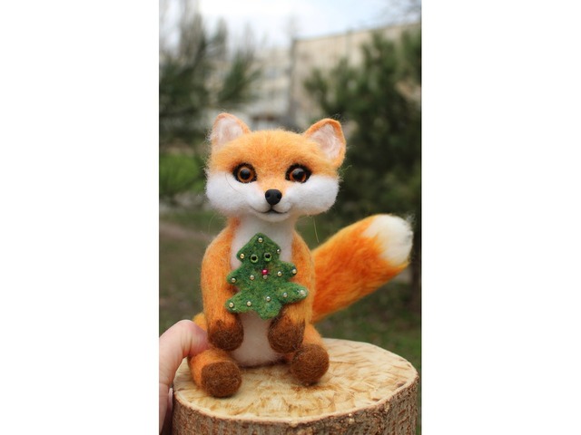 Лисичка з ялинкою іграшка валяна з шерсті інтерʼєрна лиса войлочна лисиця хендмєйд сувенір подарок