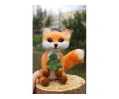 Лисичка з ялинкою іграшка валяна з шерсті інтерʼєрна лиса войлочна лисиця хендмєйд сувенір подарок