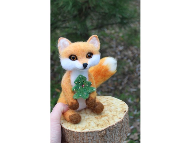 Лисичка з ялинкою іграшка валяна з шерсті інтерʼєрна лиса войлочна лисиця хендмєйд сувенір подарок