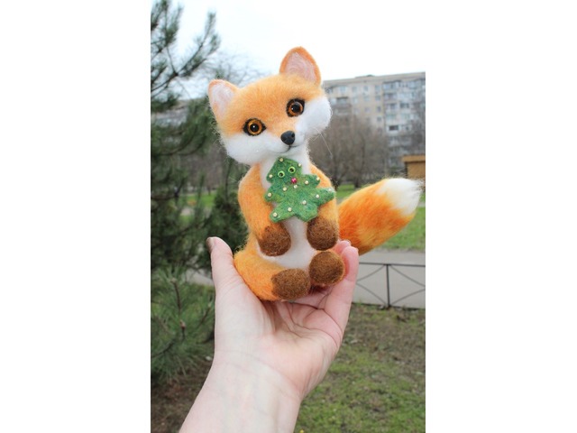 Лисичка з ялинкою іграшка валяна з шерсті інтерʼєрна лиса войлочна лисиця хендмєйд сувенір подарок