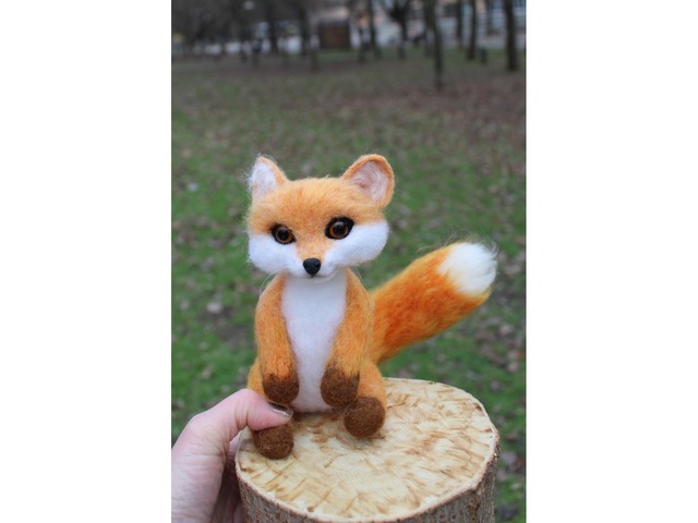 Лисичка з ялинкою іграшка валяна з шерсті інтерʼєрна лиса войлочна лисиця хендмєйд сувенір подарок