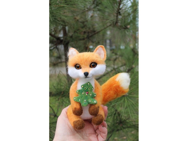 Лисичка з ялинкою іграшка валяна з шерсті інтерʼєрна лиса войлочна лисиця хендмєйд сувенір подарок