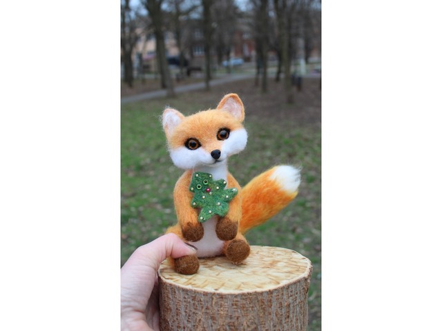 Лисичка з ялинкою іграшка валяна з шерсті інтерʼєрна лиса войлочна лисиця хендмєйд сувенір подарок