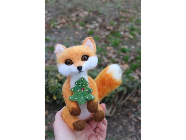 Лисичка з ялинкою іграшка валяна з шерсті інтерʼєрна лиса войлочна лисиця хендмєйд сувенір подарок