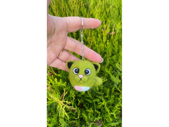 Валяна іграшка котик зелений брелок ручної роботи підвіска войлочна кіт сувенір подарок інтерʼєрний