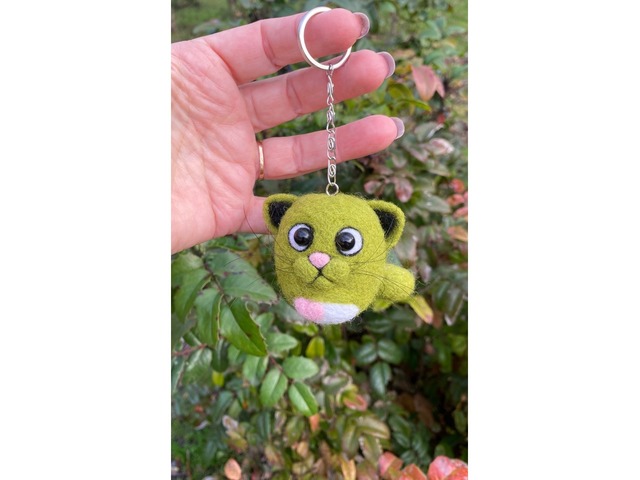 Валяна іграшка котик зелений брелок ручної роботи підвіска войлочна кіт сувенір подарок інтерʼєрний